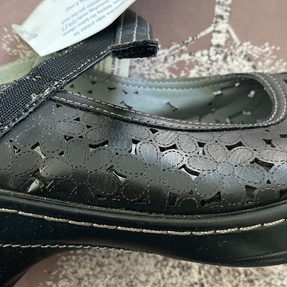 Shoes - Picture 10 of 11